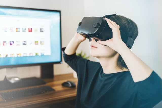 eLearning in virtual reality spaces at home